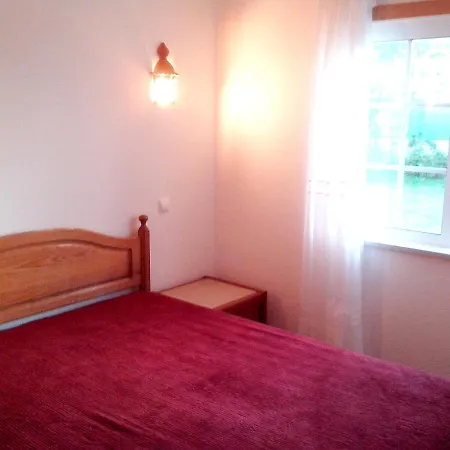 Apartment Seaside Oasis: 2-bedroom With Pool And Wi-fi *