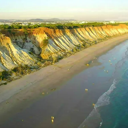 Seaside Oasis: 2-bedroom With Pool And Wi-fi * Albufeira