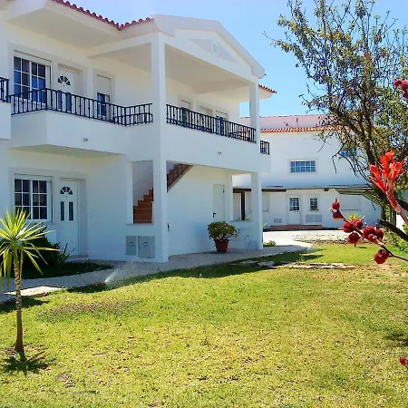 Seaside Oasis: 2-bedroom With Pool And Wi-fi Apartment