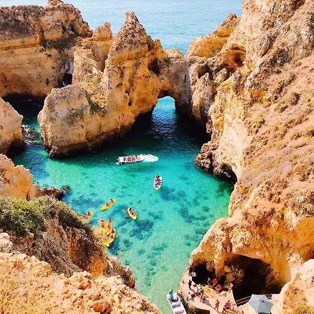 Seaside Oasis: 2-bedroom With Pool And Wi-fi Apartment Albufeira